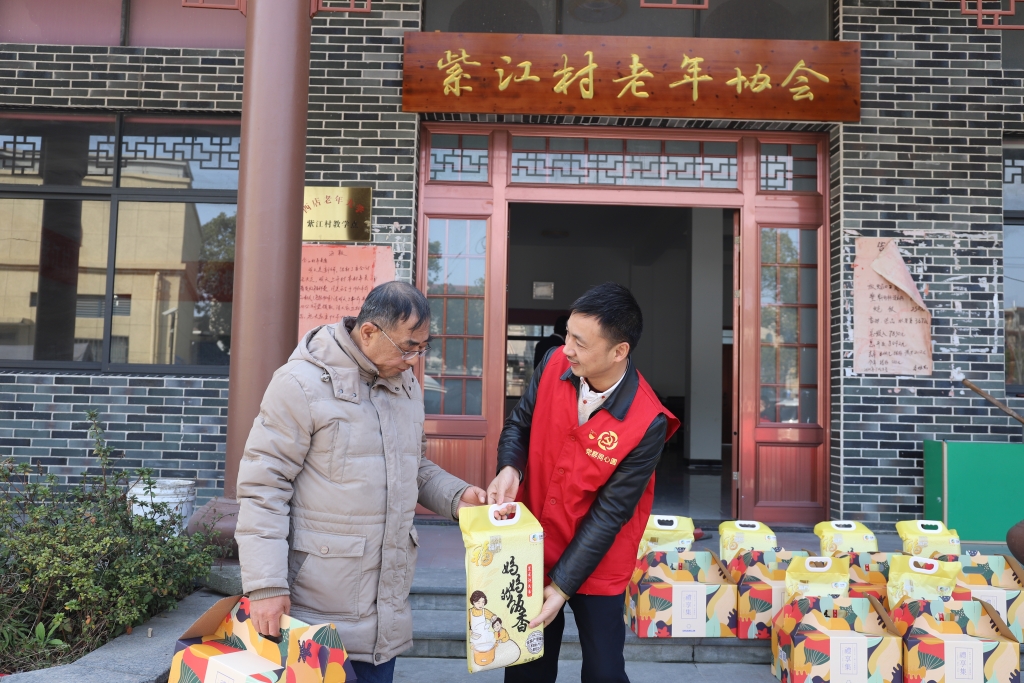 暖春意，敬老情-安博(中国大陆)官方网站-让体育从心开始多年坚持慰问孤寡老人